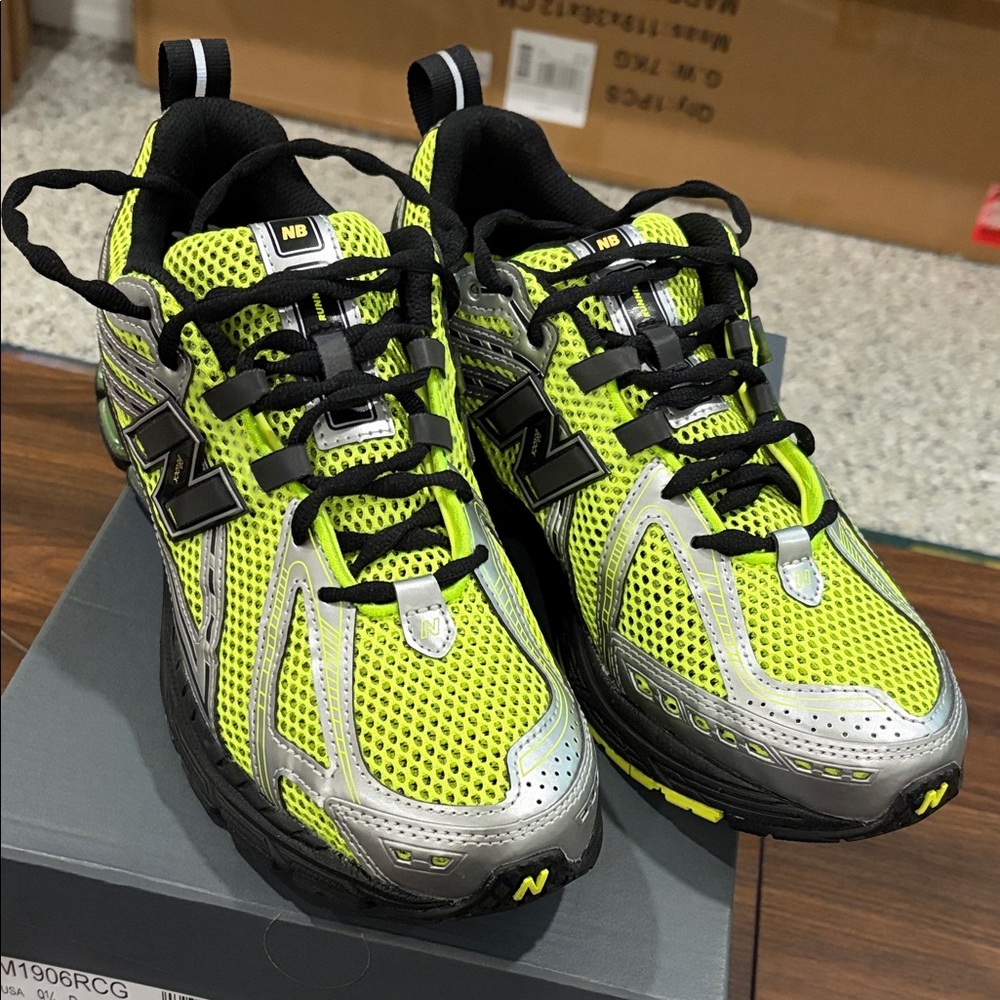 New Balance M1906RCG Volt/Black Sz 9.5 men’s